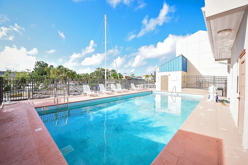 Waterside Suites And Marina 3/43