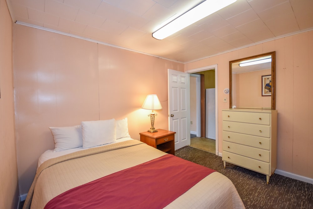 Monticello Inn Framingham 13/27