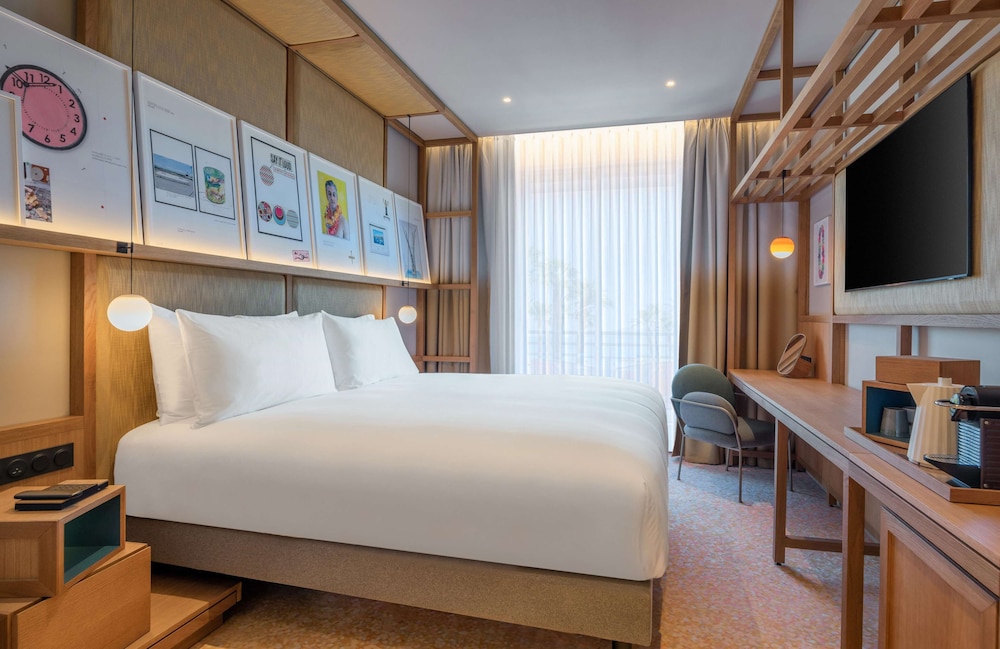 غرفة بريميوم بسرير كينج، Canopy by Hilton Cannes 3/7