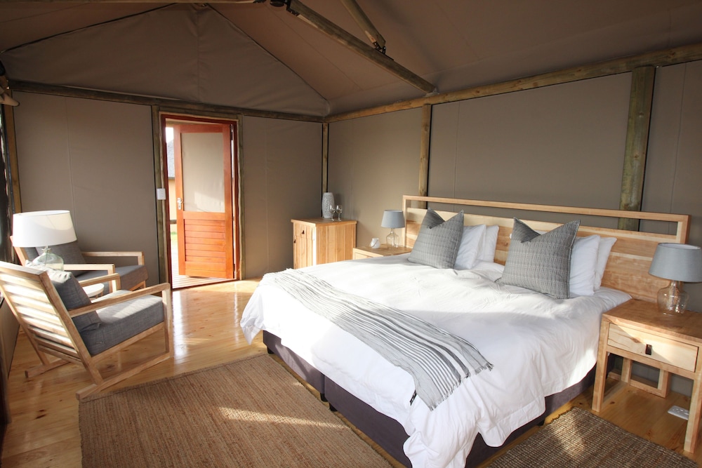 Hlosi Game Lodge 10/73