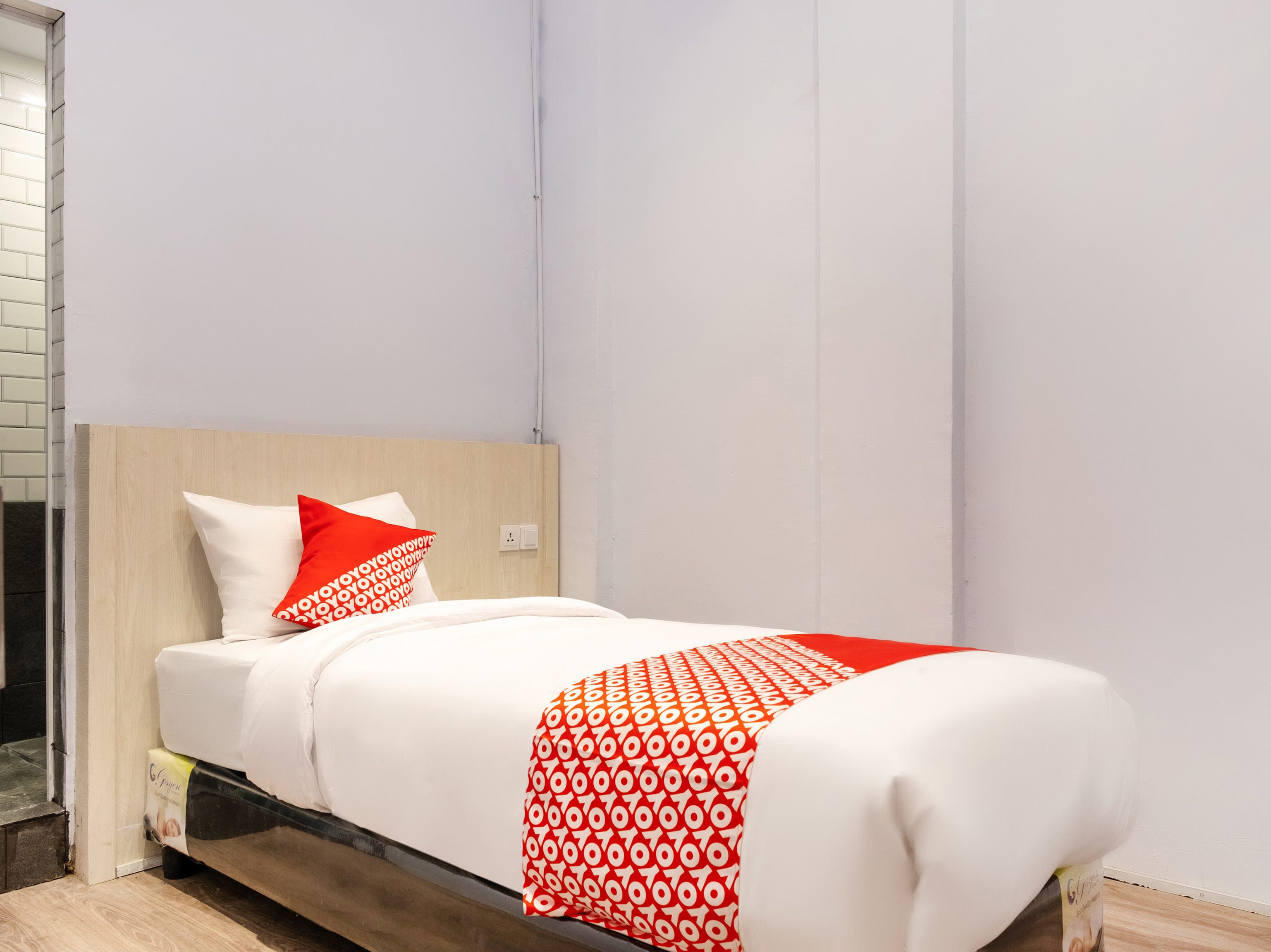 ROOM, SINGLE