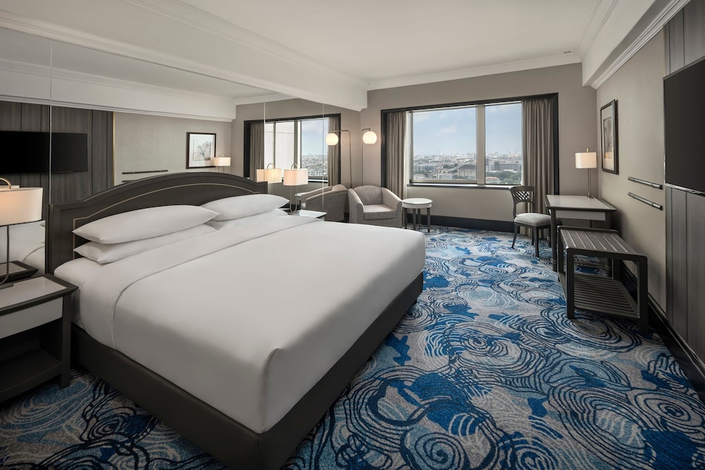Deluxe, King Bed, Smoking