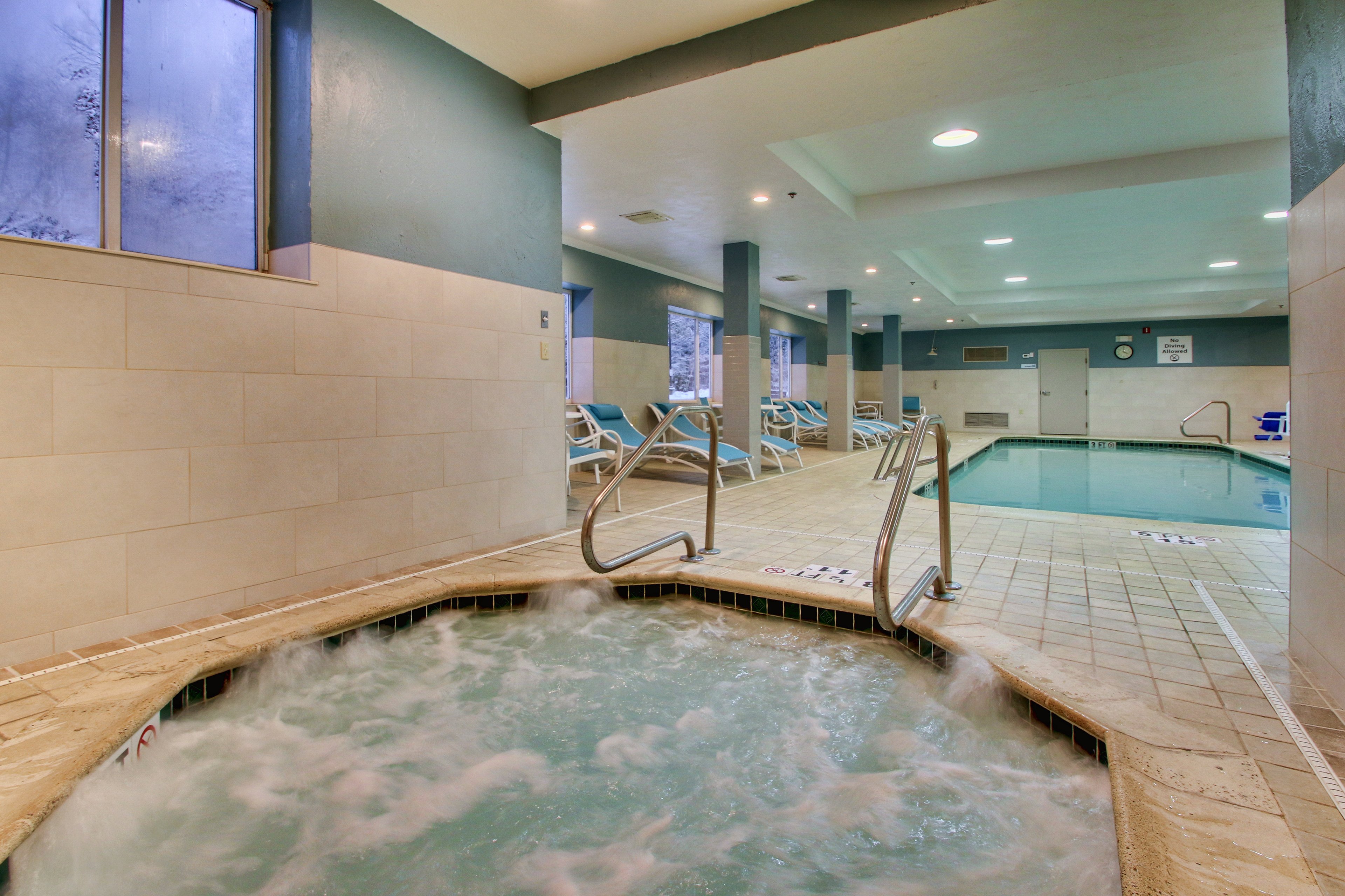 Holiday Inn Express & Suites Lincoln East - White Mountains 25/47