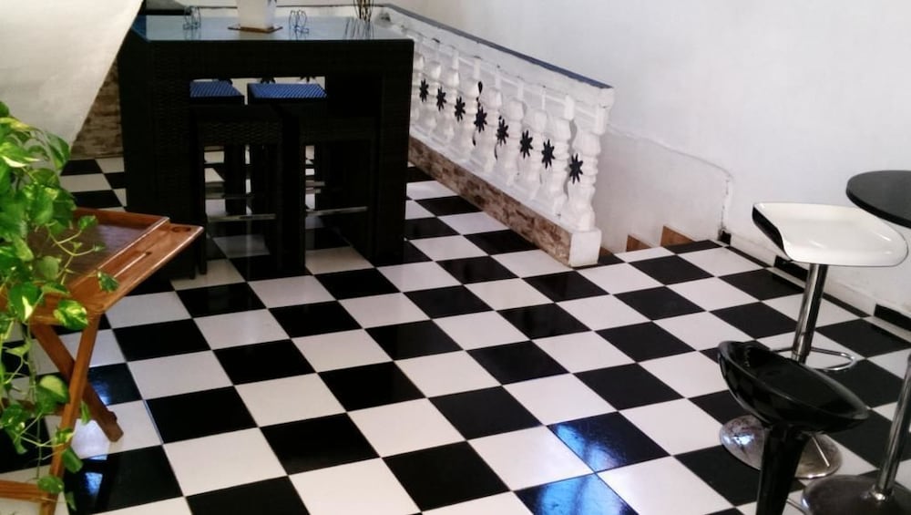 Aarony House Hotel 50/50