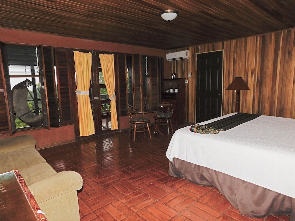 Arenal Lodge 32/73