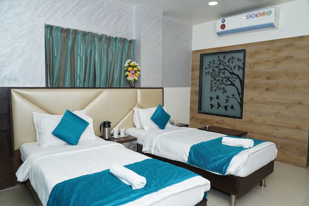 OYO Premium Paldi Cross Road 17/75