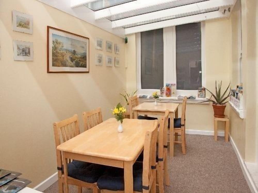 The Meltham Guest House 27/29