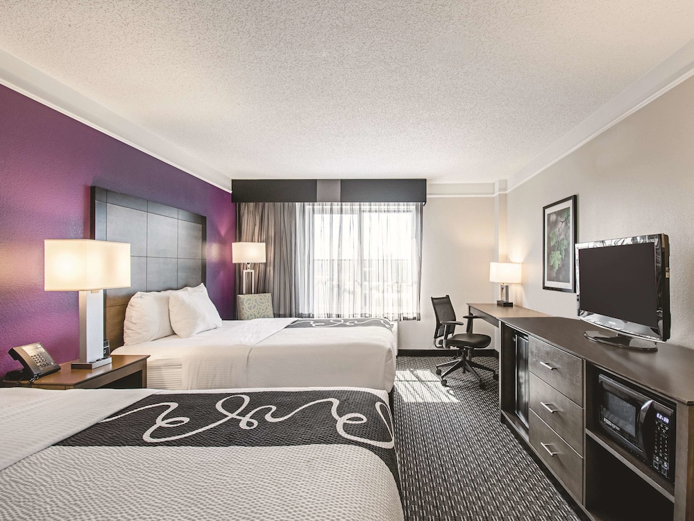 La Quinta Inn & Suites by Wyndham Cincinnati Sharonville 7/45