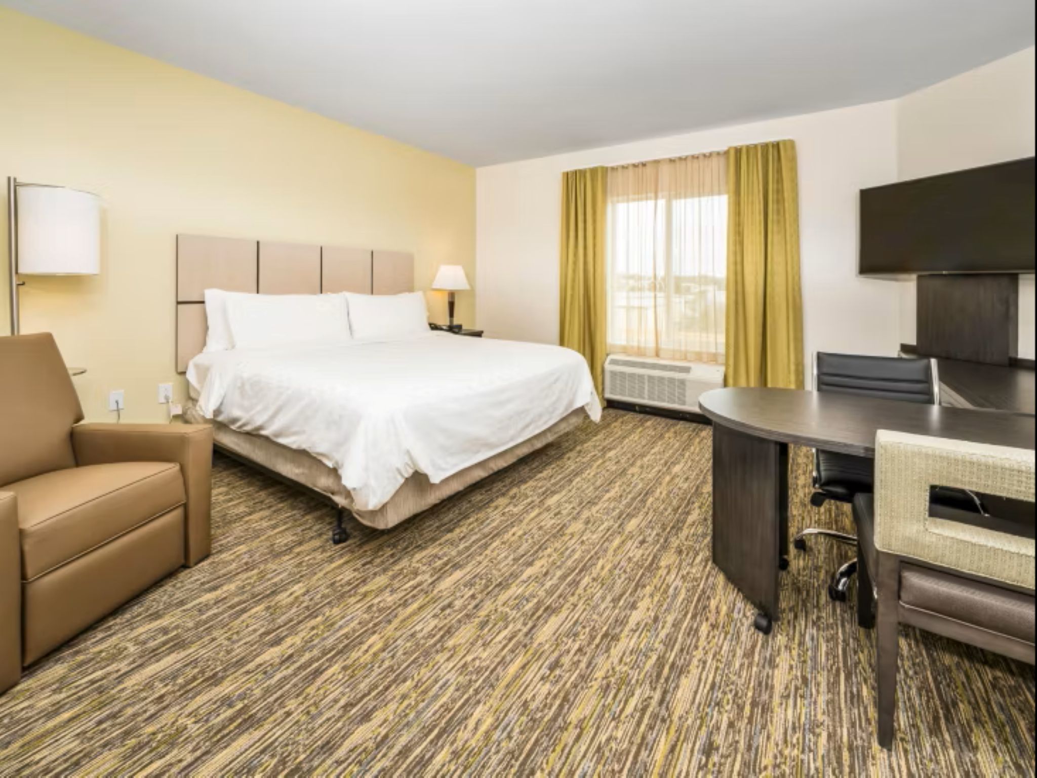 Studio, Queen Bed, Accessible