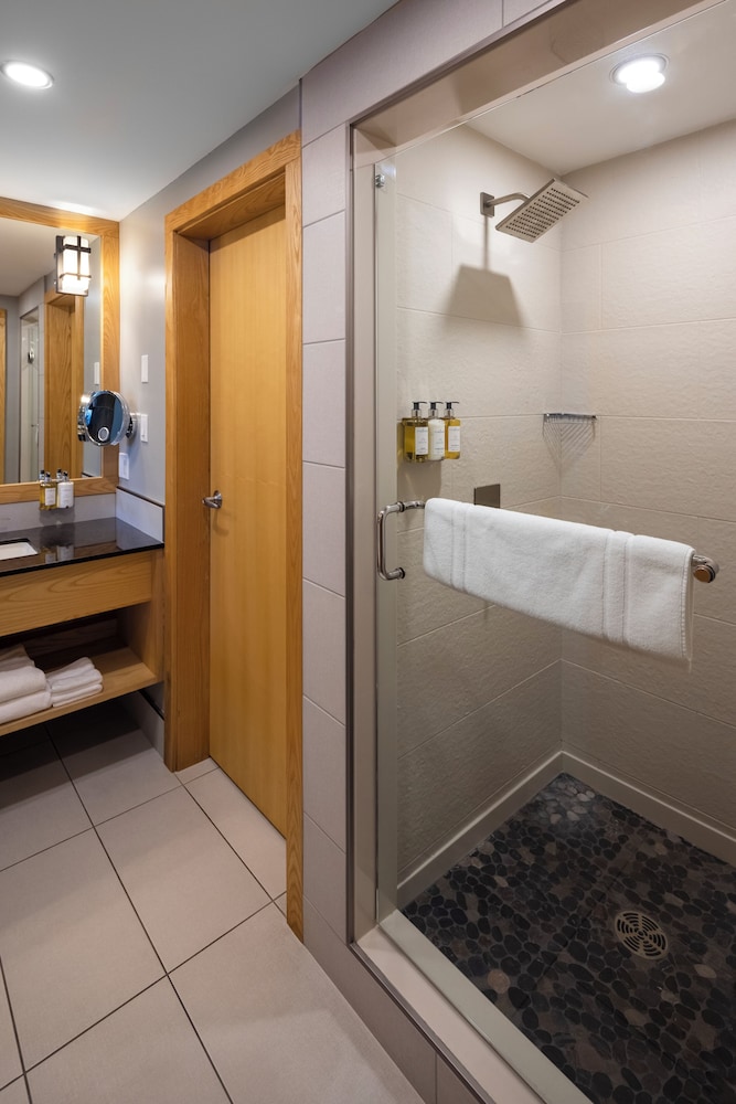 Brentwood Bay Lodge Spa 61/64