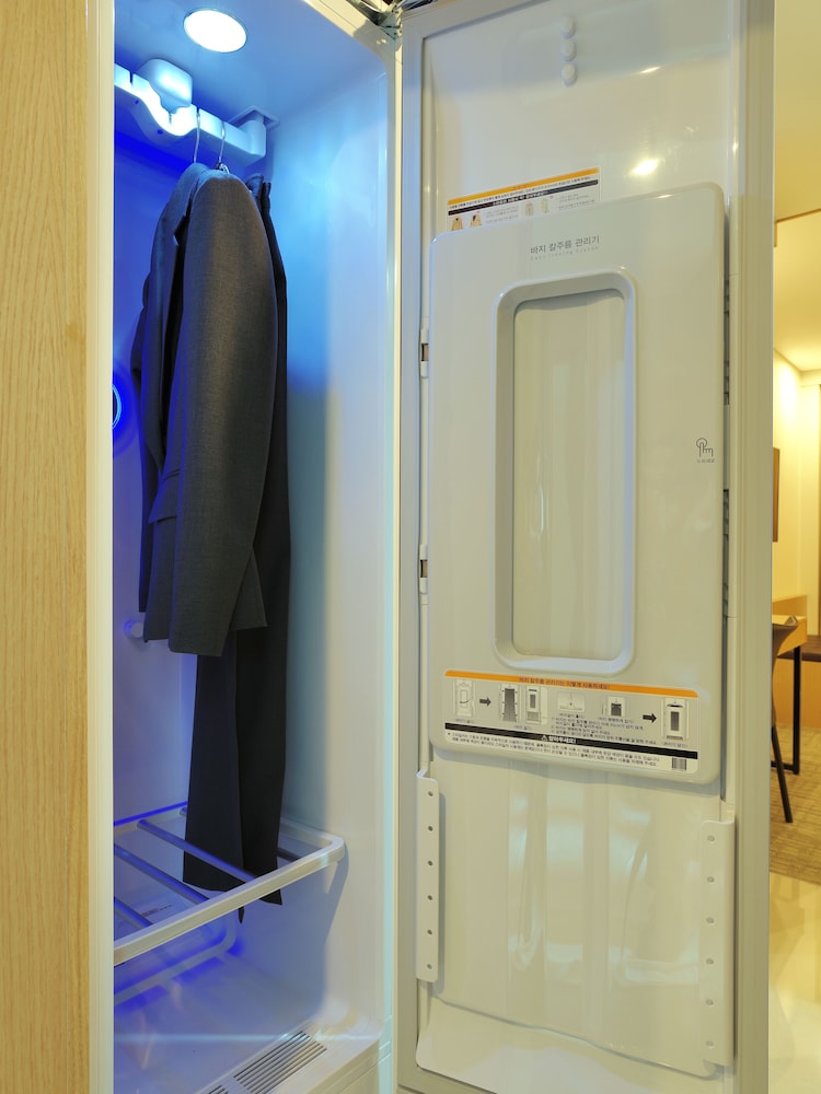 On City Hotel 42/43