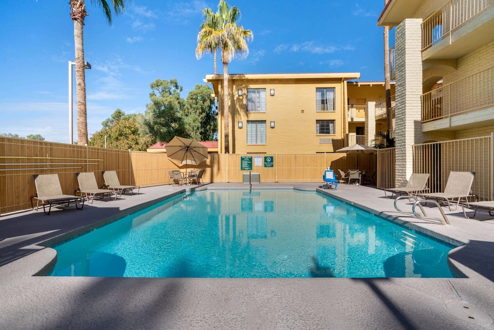 La Quinta Inn Phoenix Sky Harbor Airport 2/40