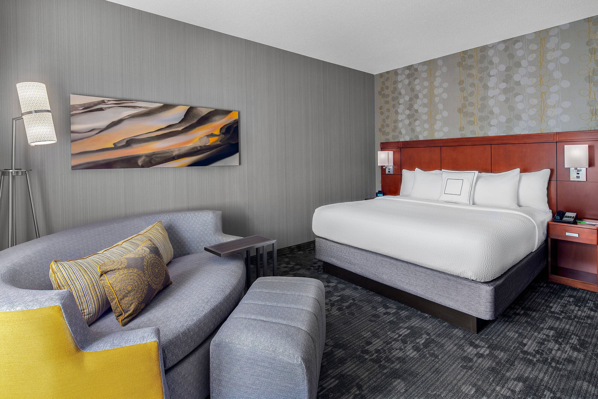 غرفة بسرير كينج مع أريكة، Courtyard Pittsburgh Airport 3/10
