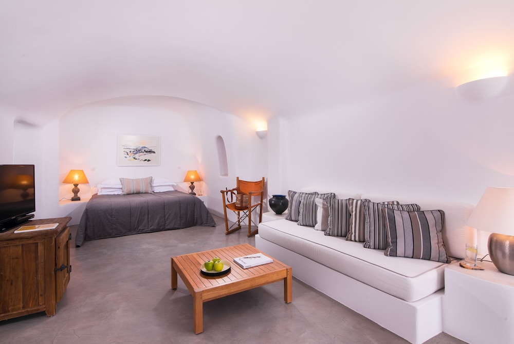 Pezoules of Oia 28/59