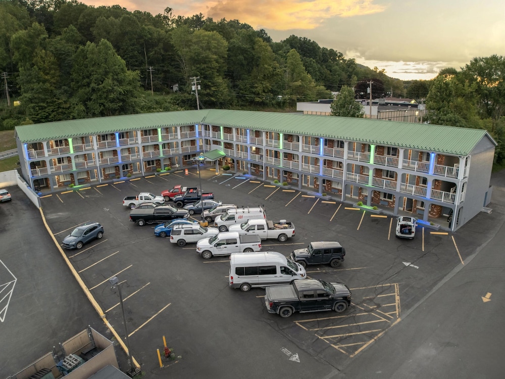 SureStay Hotel by Best Western Summersville 38/50