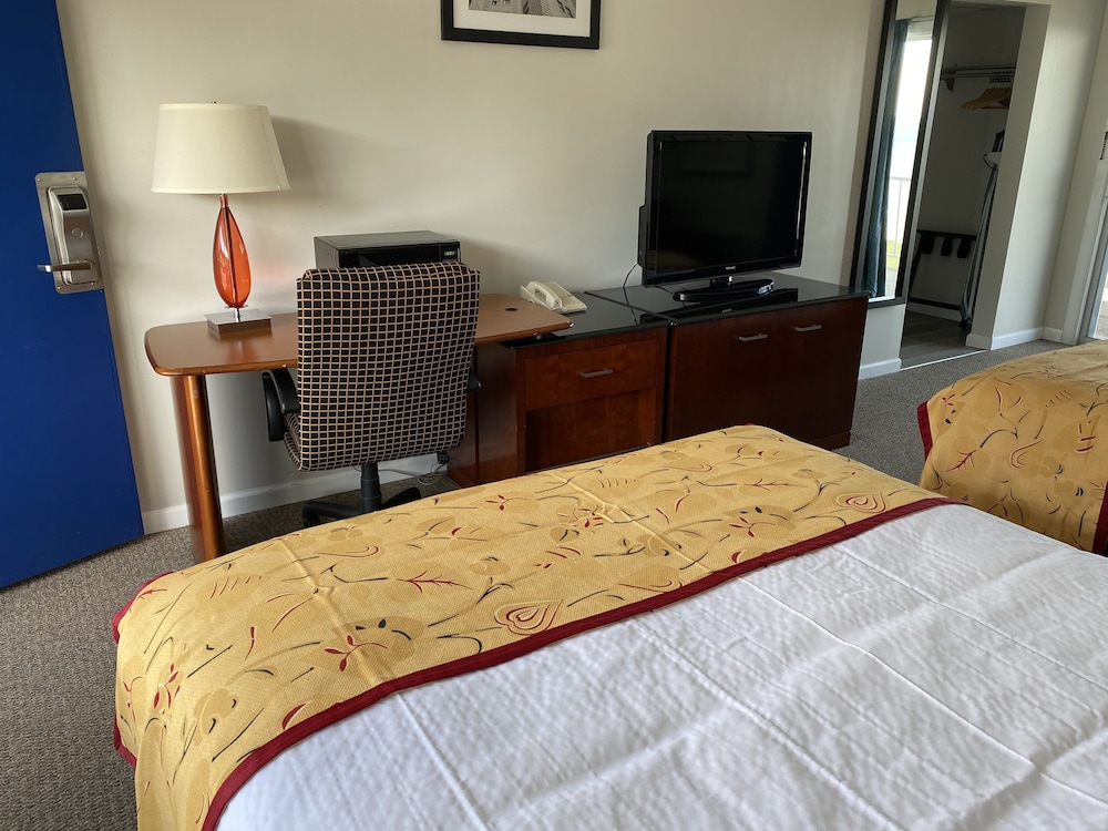 Days Inn Suites By Wyndham St Ignace Lakefront 25/50