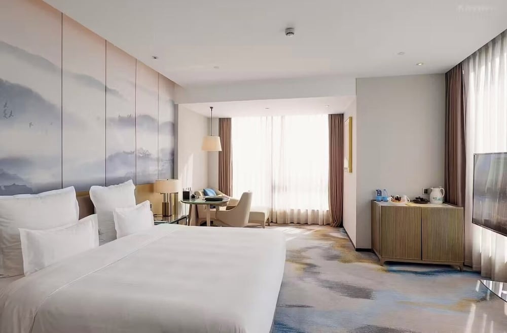 CLASSIC, KING BED, CITY VIEW