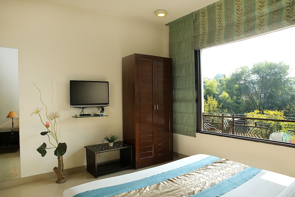 Ahuja Residency Parklane 15/50