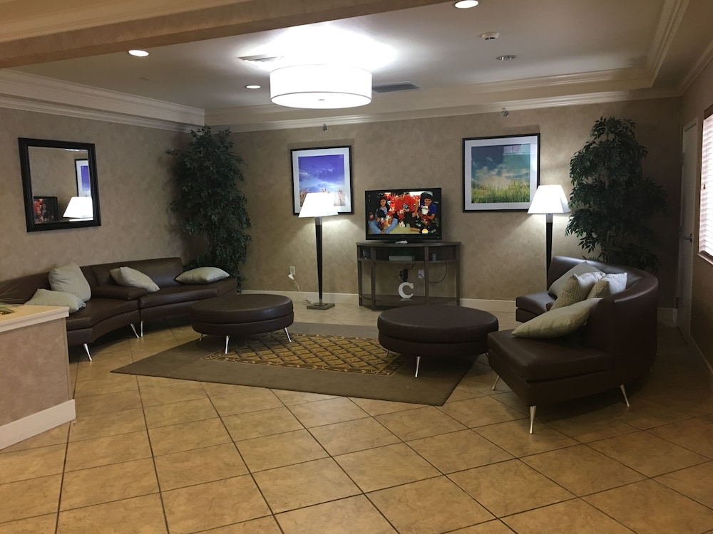 Candlewood Suites Joplin 23/35