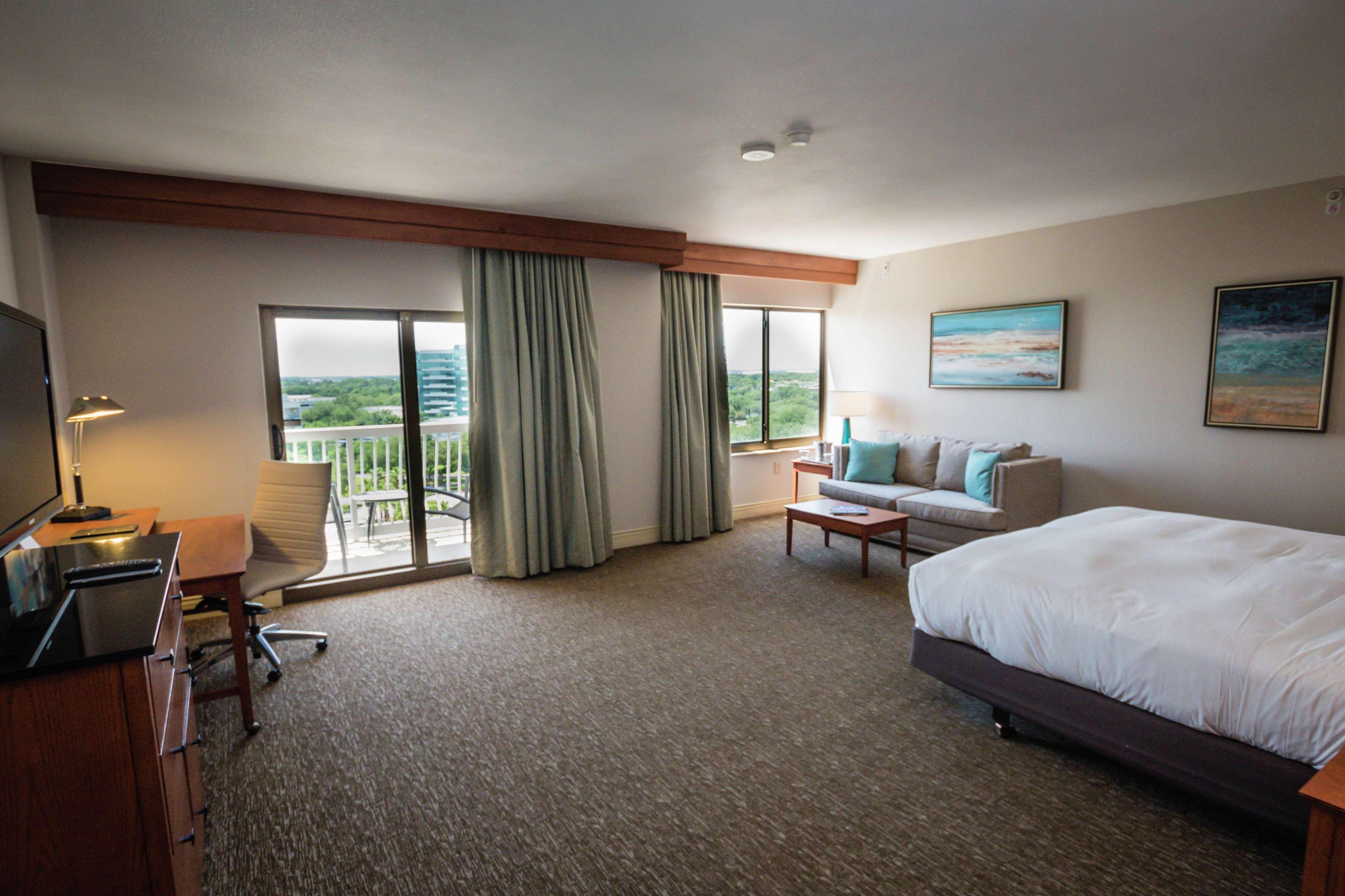 1 BEDROOM, SUITE, KING BED, ACCESSIBLE