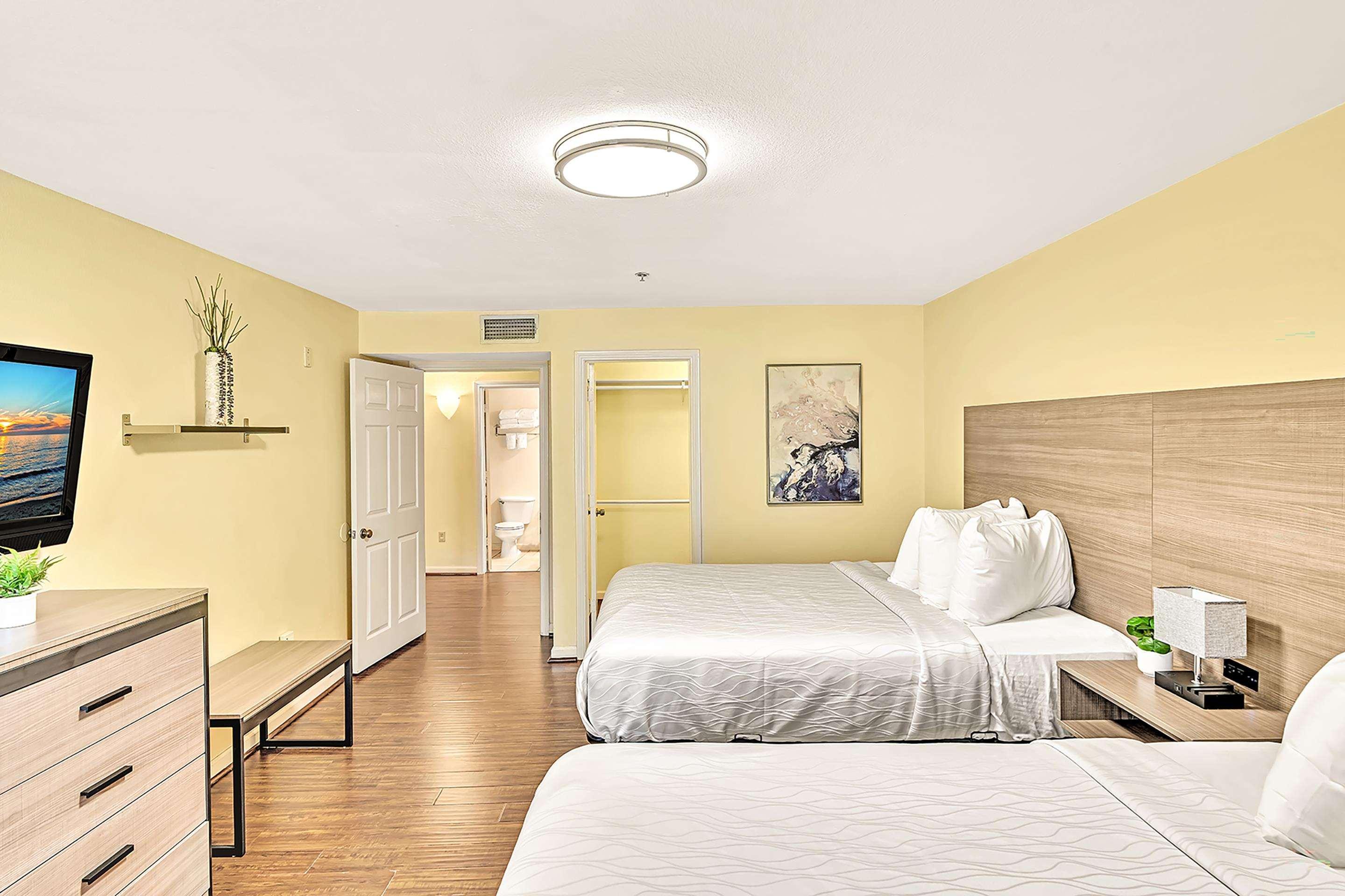 2 Bedrooms, Suite, 1 King and 2 Queen Beds, Dining Area, Living Area, Kitchen