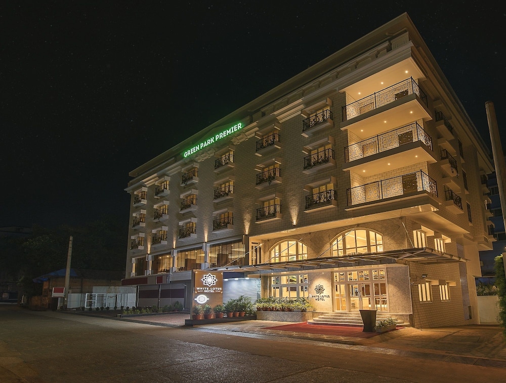 White Lotus Hotel 1/32