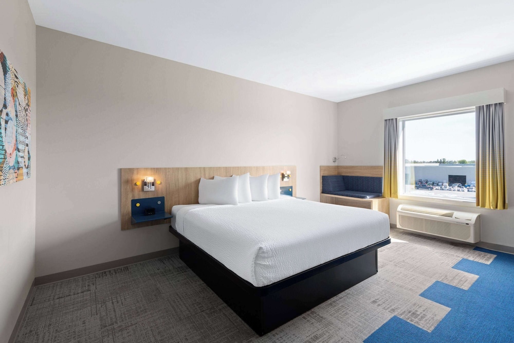 Microtel by Wyndham Lachute 8/30