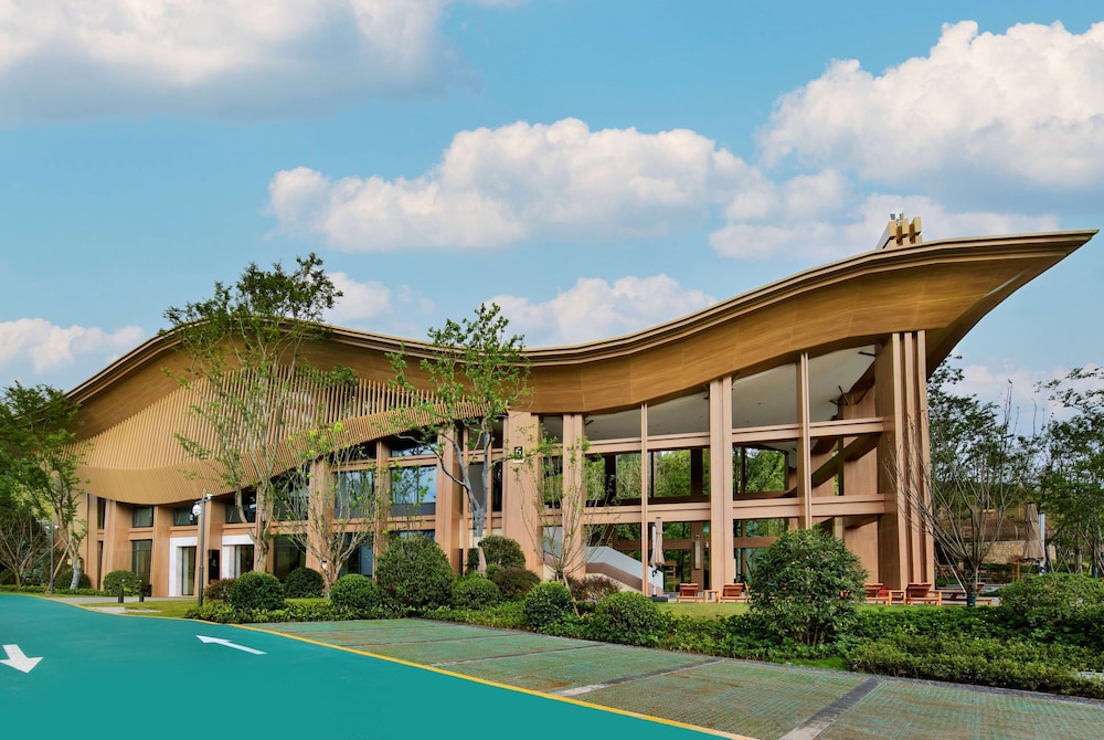 Howard Johnson Hot Springs Plaza YingHuaShan 3/60