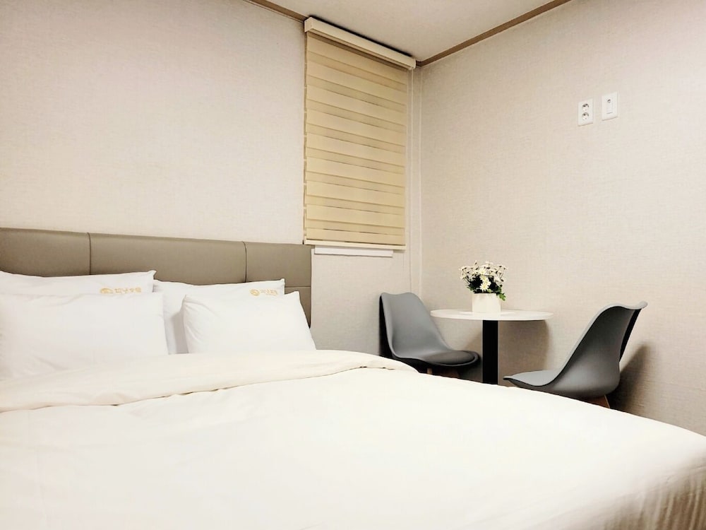 PEANUT HOTEL 28/61