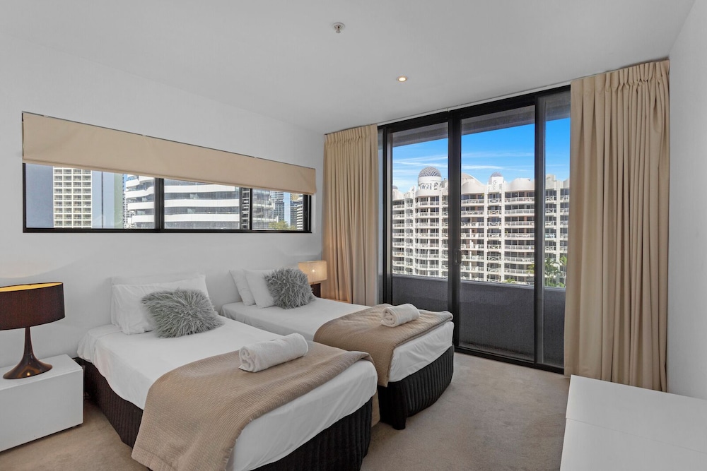 3 Bedrooms, Twin Beds, 2 King Beds, Pool View, 2 Bathrooms