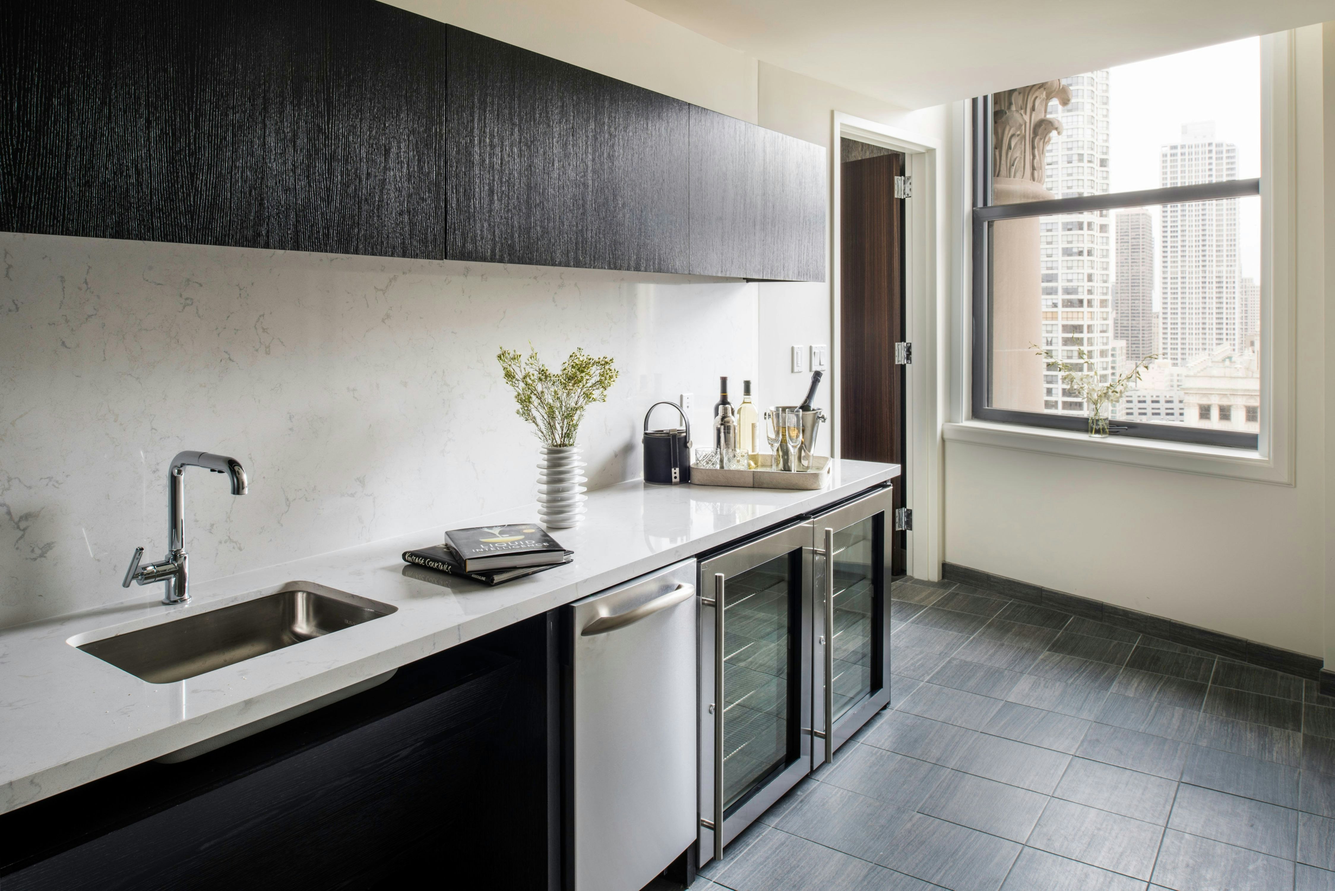Londonhouse Chicago Curio Collection By Hilton 48/50
