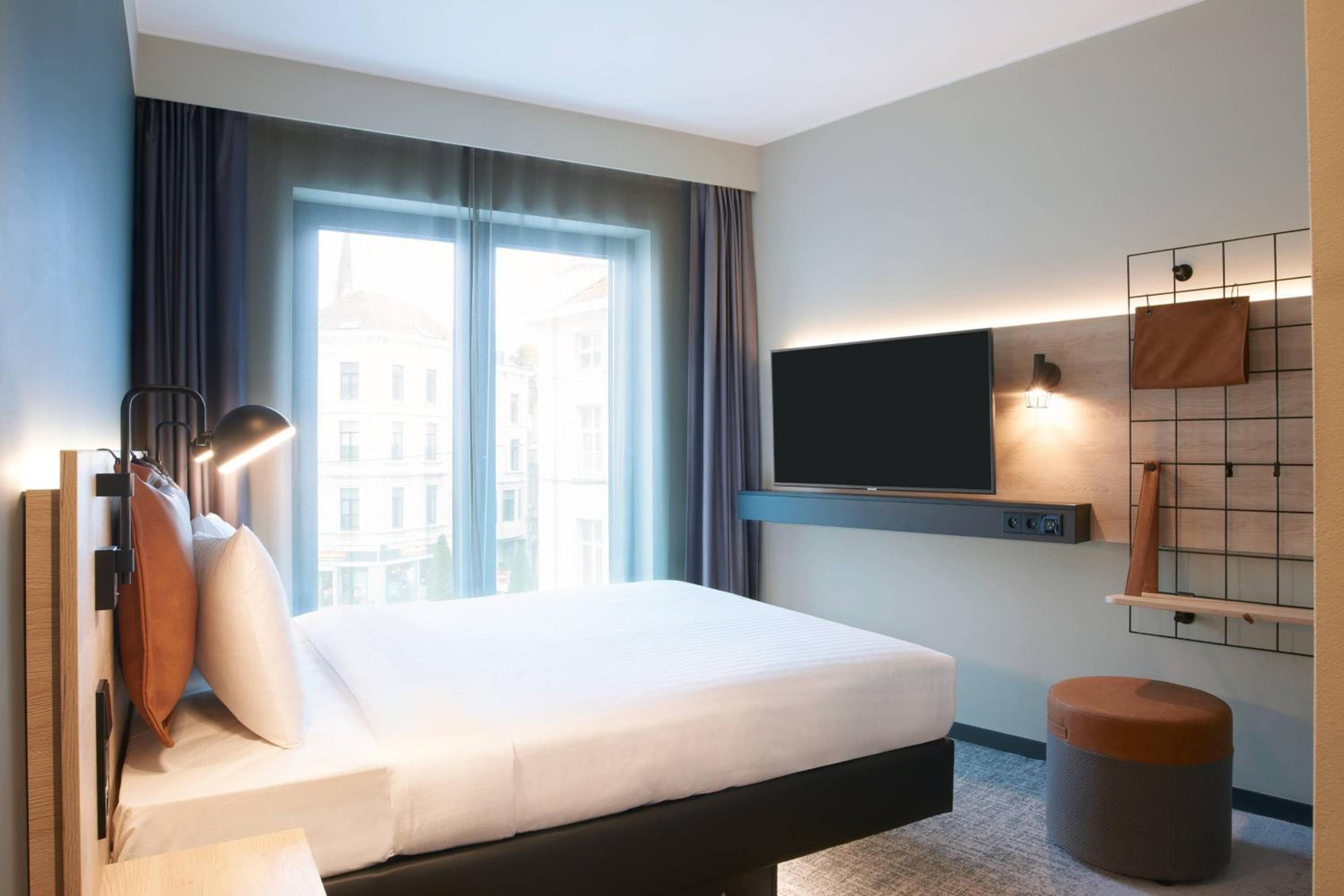 Moxy, Queen Bed