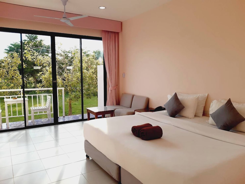 Xanadu Beach Resort 10/50