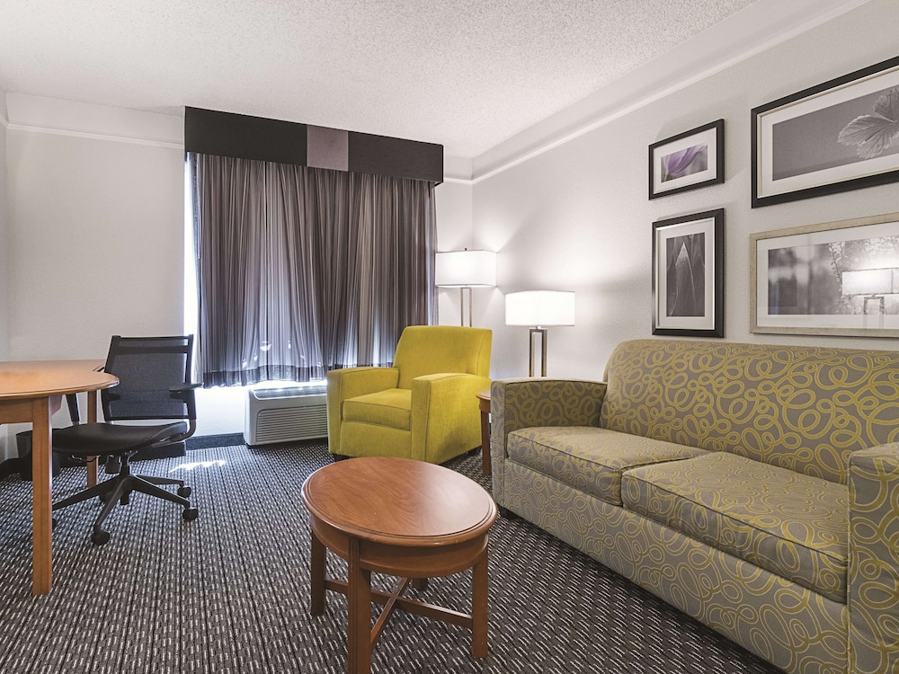 La Quinta Inn & Suites by Wyndham Miami Airport East 36/52