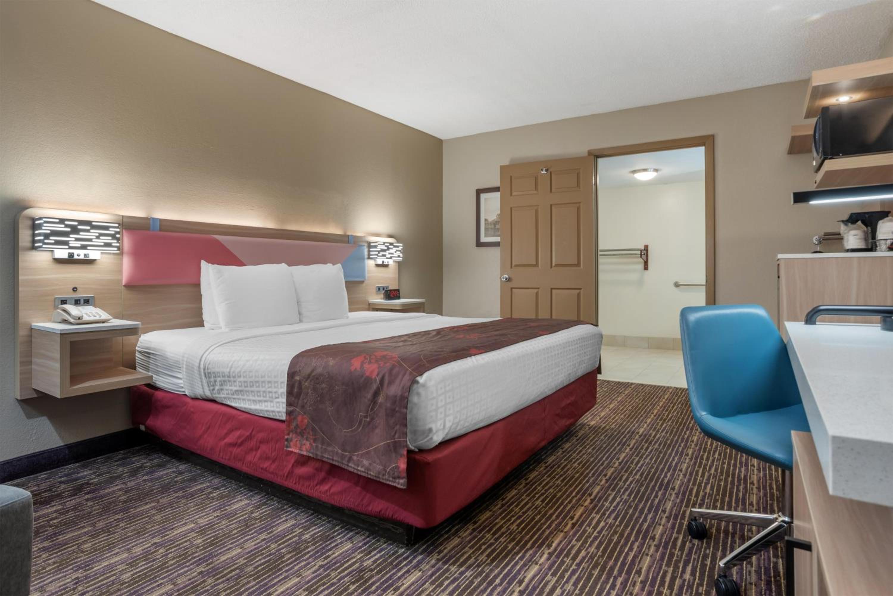 Room, 1 Double and 2 Queen Beds, Large، Best Western Vicksburg 7/9