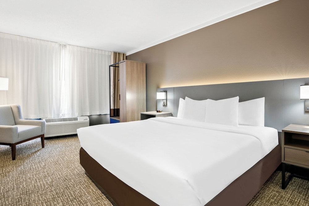 ROOM, KING BED