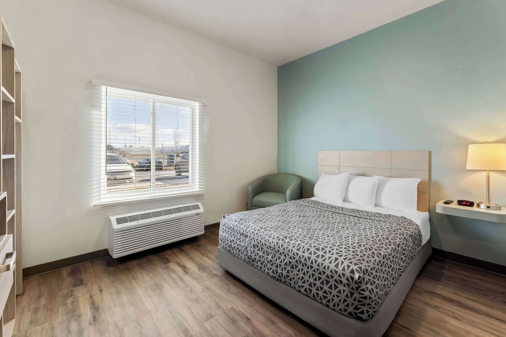 غرفة بسرير كوين لذوي الإعاقة