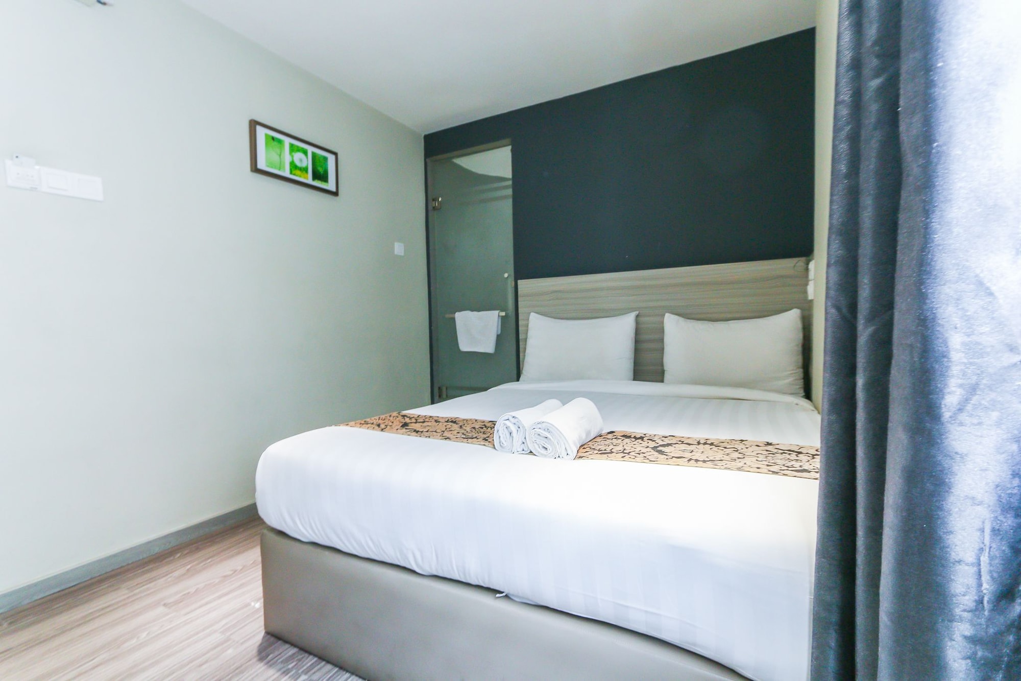 STANDARD, QUEEN BED