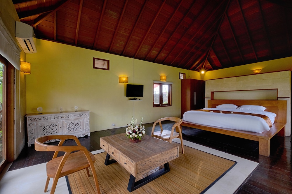6 BEDROOMS, VILLA
