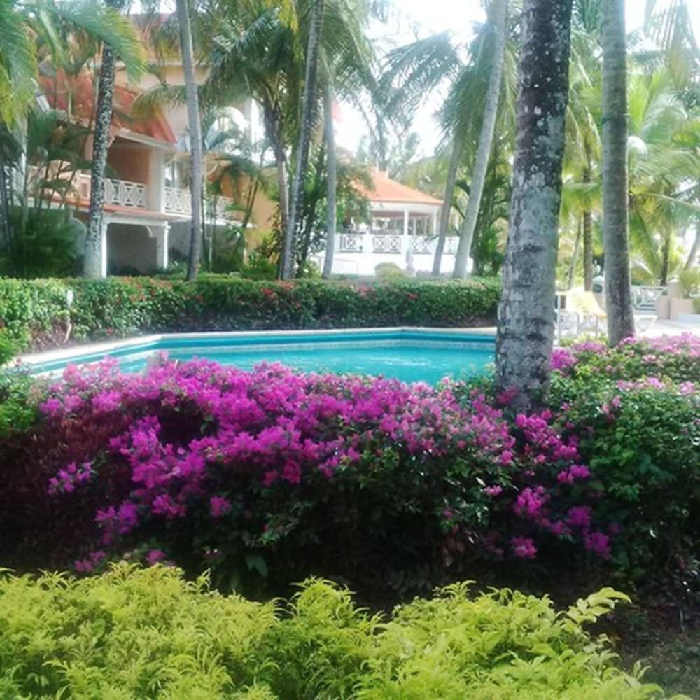 Coco Reef Resort & Spa 52/56