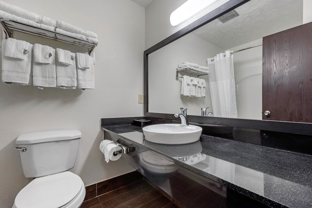 Quality Inn Coraopolis - Pittsburgh Airport 8/32