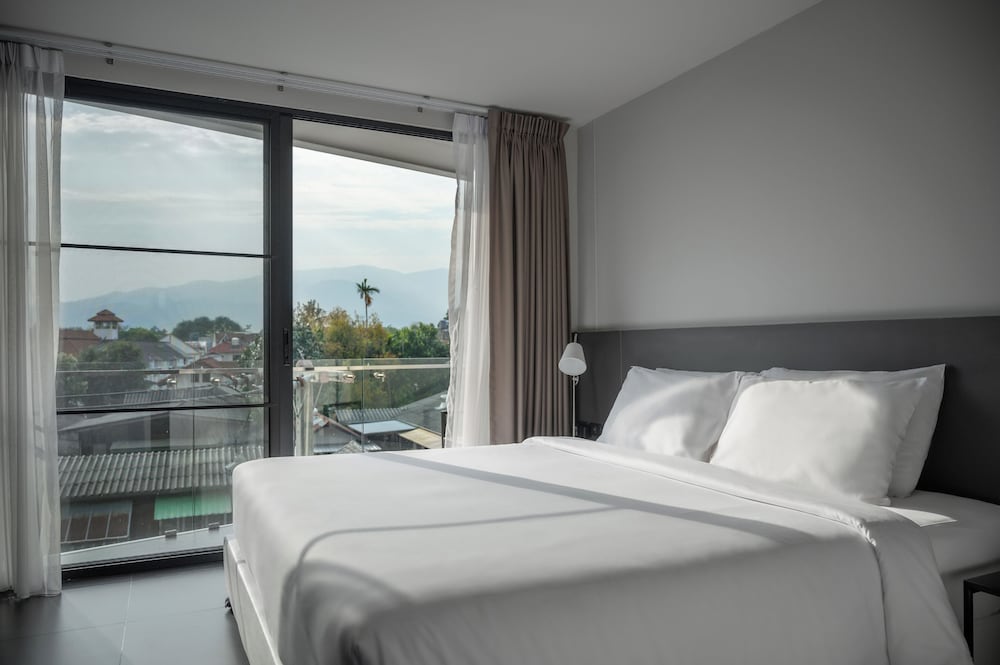 STANDARD, KING BED, CITY VIEW