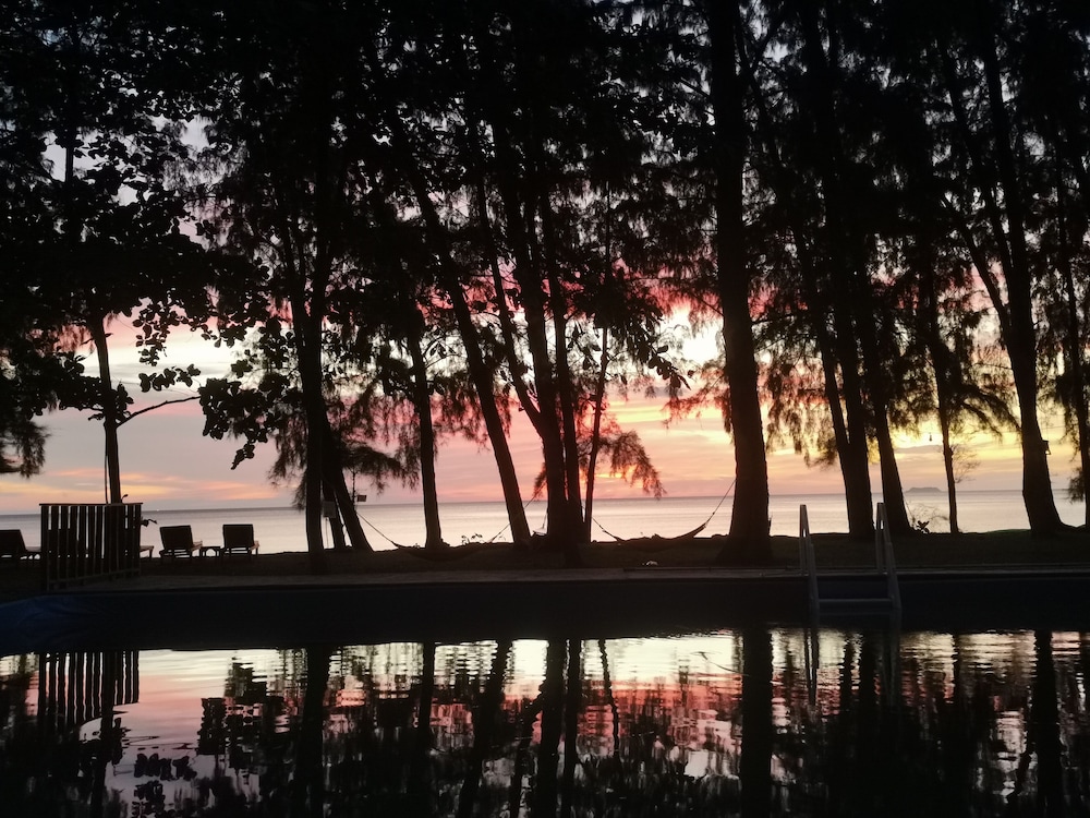 Eco Lanta Hideaway Beach Resort 38/44