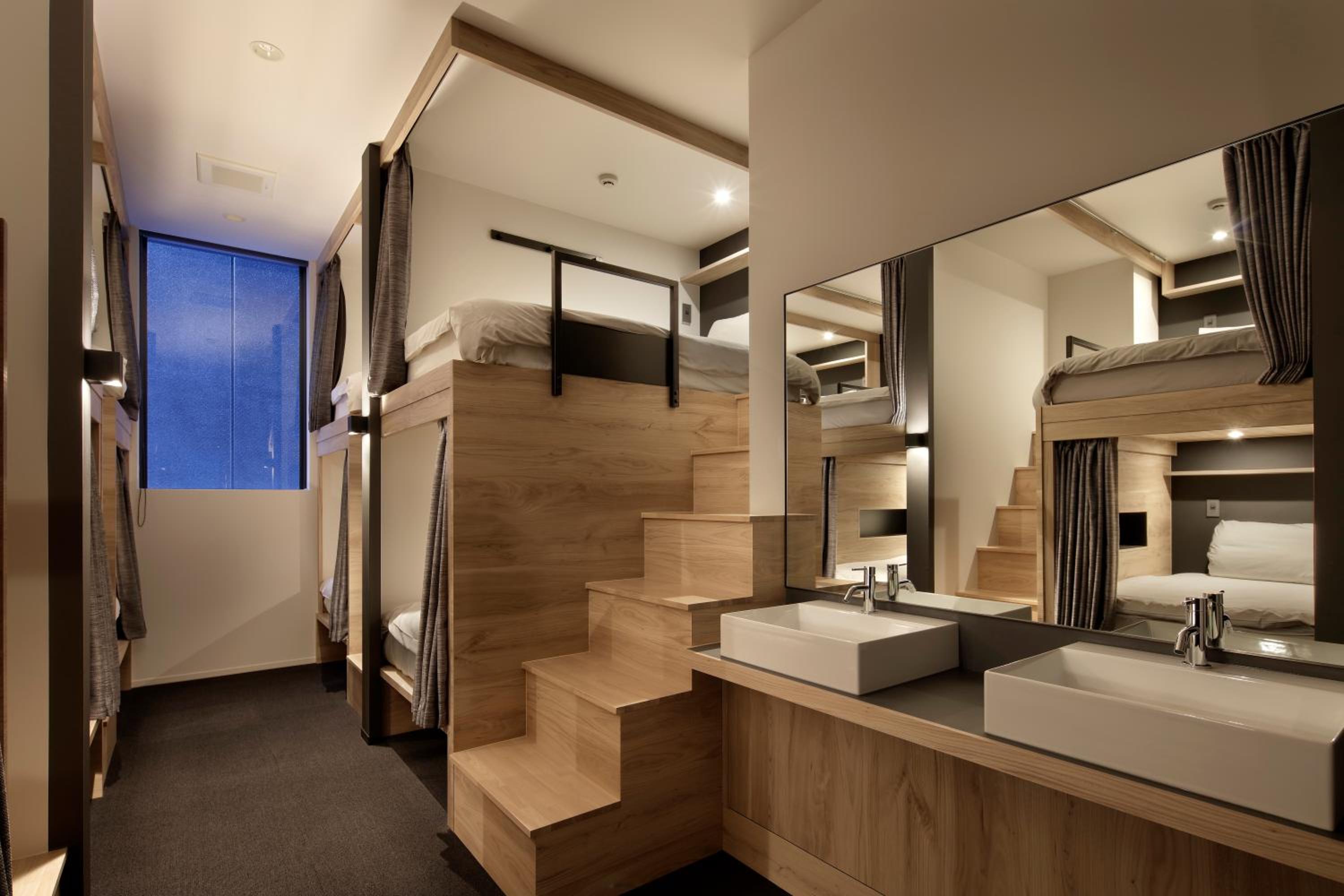Female Dorm, 10 People