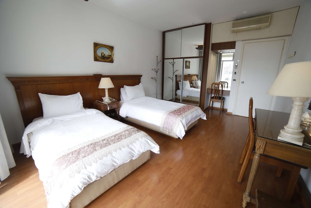 Holiday Home Suites 24/48