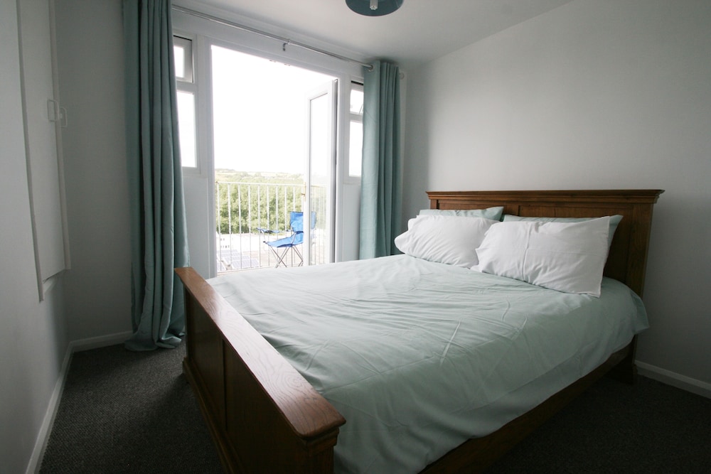 Freshwater Bay Holiday Cottages 29/50