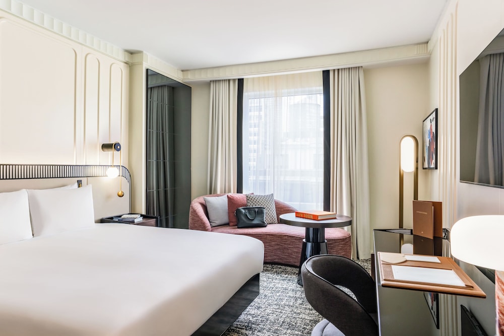 LUXURY, KING BED, CITY VIEW, BATHTUB, ACCESSIBLE