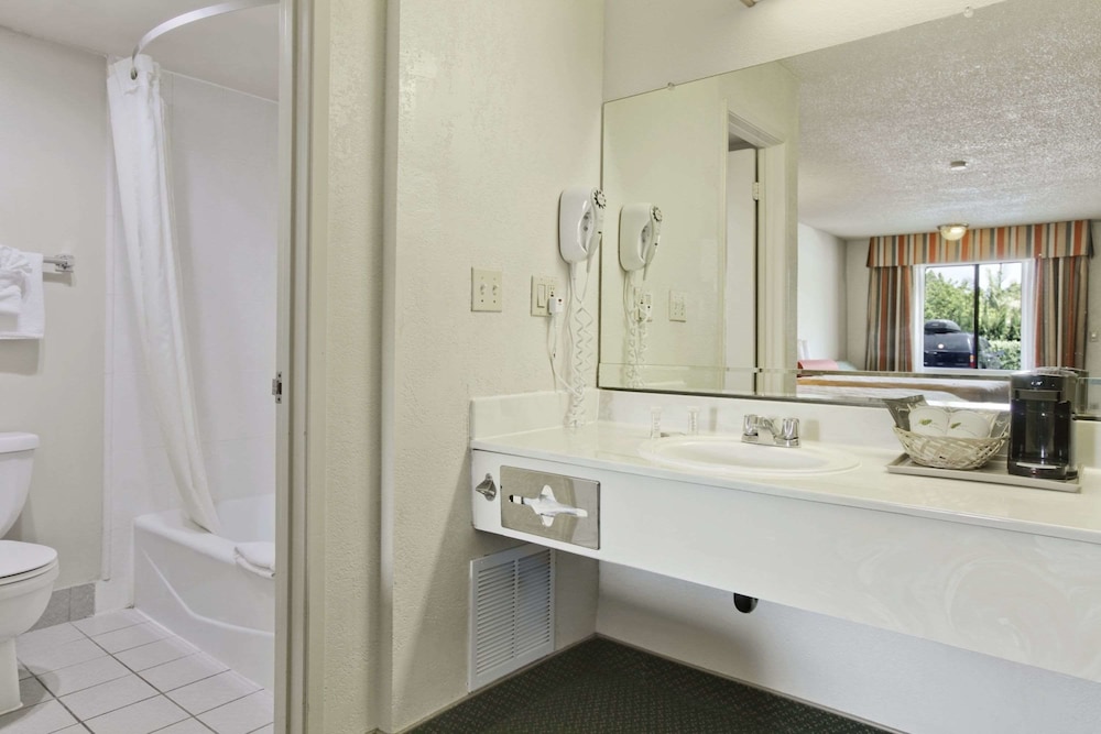 Travelodge Inn & Suites by Wyndham Anaheim on Disneyland Dr 17/31