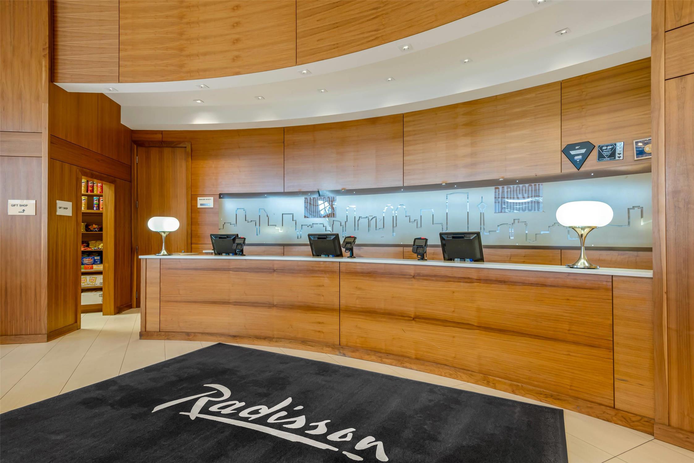 Radisson Hotel & Conference Centre Calgary Airport 8/78