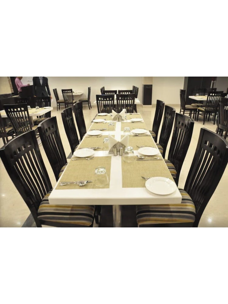 OYO Premium JHV Mall Cantonment 28/30